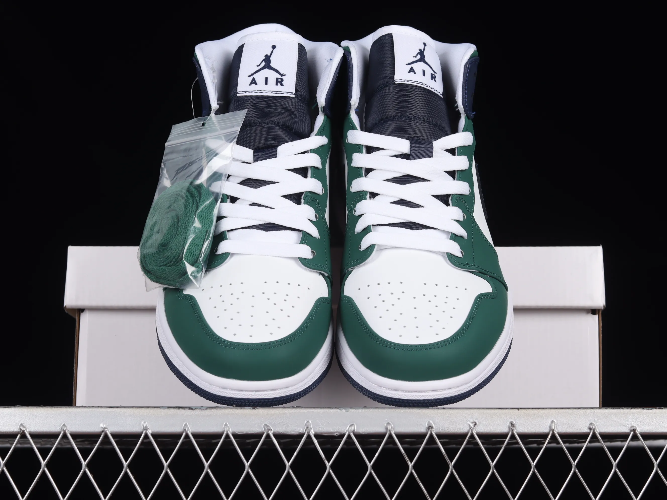 All categories Air Jordan Jordan series basketball shoes Air Jordan 1 Mid Air Jordan 1 Mid SE AJ1 Joe 1 navy blue and green color matching Zhongbang basketball shoes DZ5326-300